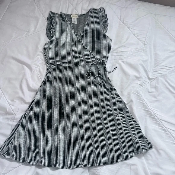 CAUTION TO THE WIND Dress with Ruffle Sleeves size Small - Picture 3 of 7